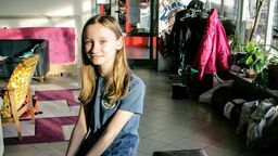 Utalentowana plastycznie Oliwka, uczennica 7 klasy, samodzielnie naprawiła widoczne na zdjęciu taborety dla pani Ireny, jednej ze starszych mieszkanek Puław