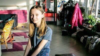 Utalentowana plastycznie Oliwka, uczennica 7 klasy, samodzielnie naprawiła widoczne na zdjęciu taborety dla pani Ireny, jednej ze starszych mieszkanek Puław