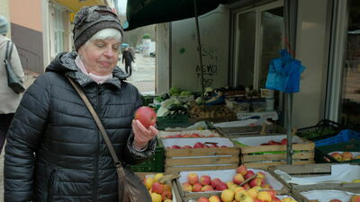 Pani Zofia sprawdza na targu, gdzie można kupić taniej
