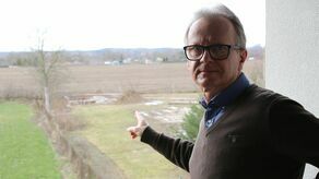 Waldemar Szałas z puławskiego osiedla Włostowice: między jego domem a powstającą wieżą, jest ok. 65 metrów. Mimo to starostwo nie zaliczyło go do grona stron postępowania. O tym, że będzie sąsiadował z 55-metrową konstrukcją dowiedział się dopiero, gdy ruszyły prace.