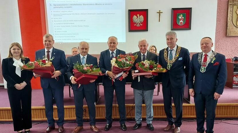 Uroczyste pożegnanie osób odchodzących na emeryturę odbyło się podczas sesji RM Tomaszów Lubelski.