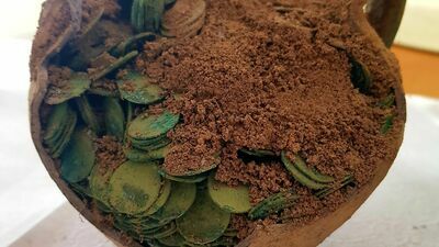 Znaleziony przypadkiem na polu garnek z miedzianymi monetami z XVII wieku.