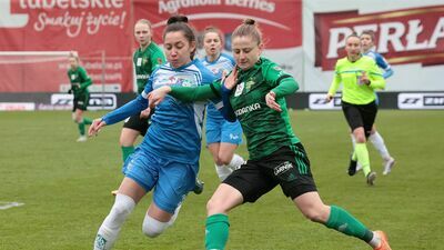 Piłkarki Górnika Łęczna (zielone stroje) raziły w niedzielnym spotkaniu sporą nieskutecznością
