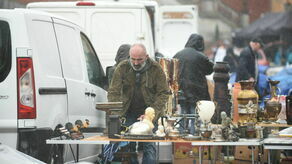 Antyki przyciągają nawet w deszczu. "Moda na starocie nie znika"