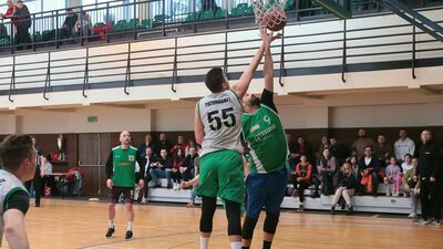 W kluczowych momentach drugiego spotkania finałowego piłka wędrowała do Michała Toczyńskiego (w zielonym stroju)