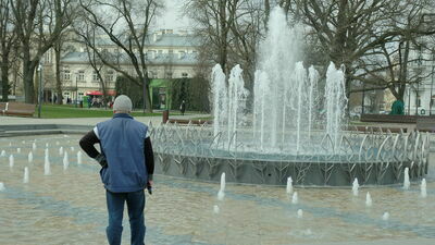 Pl. Litewski: Odpalili fontannę po zimie. Na razie to tylko próby