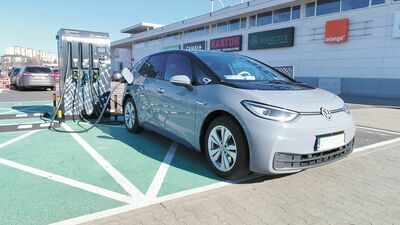 Dziś bezpośrednio przy drodze ekspresowej S17 do Warszawy czy Rzeszowa nie ma żadnej ładowarki. Aby uzupełnić baterię, trzeba zjechać z drogi głównej