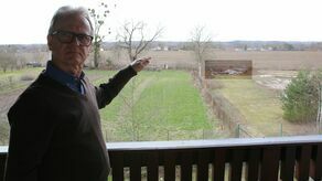 Waldemar Szałas pokazuje miejsce, w którym ma stanąć wysoka wieża telefonii komórkowej. Odległość do okien mieszkańca to niewiele ponad 60 metrów