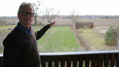 Waldemar Szałas pokazuje miejsce, w którym ma stanąć wysoka wieża telefonii komórkowej. Odległość do okien mieszkańca to niewiele ponad 60 metrów