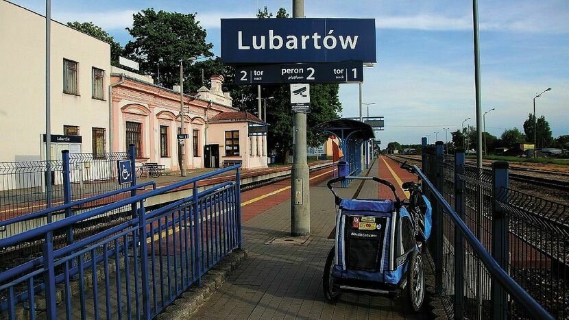 Miasto Lubartów jeszcze w tym roku ma wzbogacić się o nową infastrukturę kolejową. Na wysokości al. Zwycięstwa (osiedle Królów Polskich) nad torami zaplanowano budowę kładki dla pieszych.