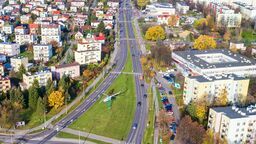 Na samym początku al.Lotników Polskich jest komenda policji. Niektórzy uważają, że to daleko  