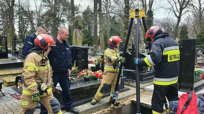 Lubelskie. Mężczyzna wpadł do grobowca swojej matki 