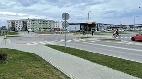 W poniedziałek, około godz. 17, kiedy mieszkańcy wracają z pracy i robią zakupy, skrzyżowanie przy centrum handlowym można było pokonać swobodnie