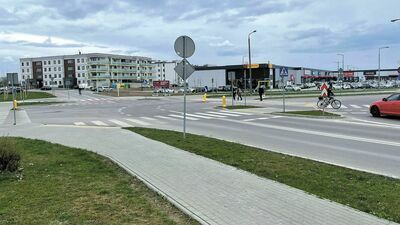 W poniedziałek, około godz. 17, kiedy mieszkańcy wracają z pracy i robią zakupy, skrzyżowanie przy centrum handlowym można było pokonać swobodnie