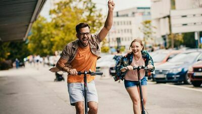 Hulajnoga elektryczna dla dorosłych wygodą formą podróżowania