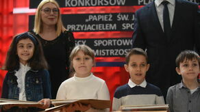 Martyna narysowała Jana Pawła II jak gra w piłkę i mówi o Jezusie. Zdjęcia z wystawy konkursowej