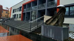 Eugeniusz Pol, który zaprojektował „Rybaka” stojącego przed budynkiem ZDK (na zdjęciu), był w latach 60. XX wieku autorem także m.in. zamojskich pomników Jeńców Radzieckich przy ul. Śląskiej i Szwedzkiej, a także żurawi w fontannie przed dawną siedzibą Prezydium Powiatowej Rady Narodowej na ul. Partyzantów