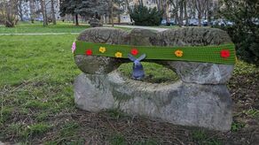 Na pierwszy rzut oka to Wielkanoc, ale lubelskie osiedle włóczka zdobi z innego powodu