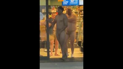 Co tu się wydarzyło? Dwóch nagich mężczyzn na Orlenie. Wideo