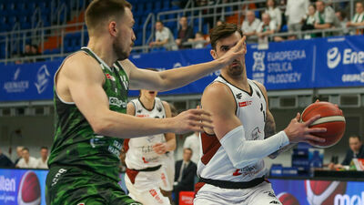 Troy Barnies (z prawej) zaliczył w Ostrowie Wielkopolskim dwa solidne występy

