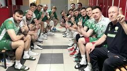 Po meczu z Enea Energetykiem Poznań siatkarze z Chełma pokazują w szatni na palcach ile wygrali już spotkań w półfinałowym turnieju.