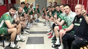 Po meczu z Enea Energetykiem Poznań siatkarze z Chełma pokazują w szatni na palcach ile wygrali już spotkań w półfinałowym turnieju.