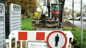 Bardzo długo czekali na remont chodnika. W końcu coś zaczęło się dziać na os. Piastowskim