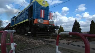 Pociągi stoją przecinają miejscowość na pół. "Nikt z PKP nie chce się z nami spotkać". Wideo