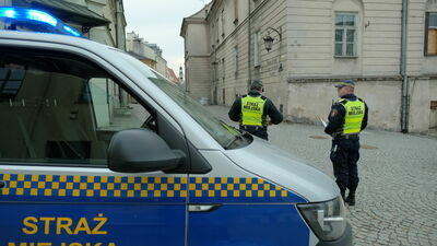 Strażnicy miejscy pilnują wjazdu na Stare Miasto