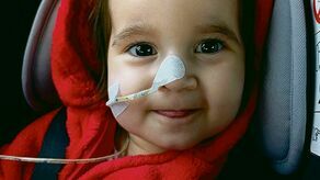 Na stronie Fundacji Siepomaga jest zbiórka na Karolinkę Jakóbczyk. Na FB na stronie Serduszko Karolci są informacje o wydarzeniach i internetowych licytacjach z których dochód zasila budżet gromadzony na operację serca w USA, transport medyczny, pobyt, dalsze leczenie i rehabilitację.