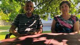 Państwa Lucynę i Tadeusza Brzozowskich odwiedziliśmy pierwszy raz latem 2022. Wtedy od kilku tygodni żyli ze świadomością, że mogą stracić wszystko, na co latami pracowali. Do dziś nie dowiedzieli się, czy wybrany zostanie wariant, który spowoduje, że zostaną wywłaszczeni