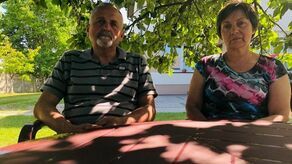 Państwa Lucynę i Tadeusza Brzozowskich odwiedziliśmy pierwszy raz latem 2022. Wtedy od kilku tygodni żyli ze świadomością, że mogą stracić wszystko, na co latami pracowali. Do dziś nie dowiedzieli się, czy wybrany zostanie wariant, który spowoduje, że zostaną wywłaszczeni