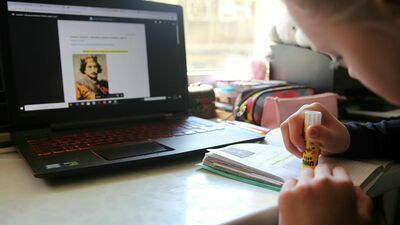 Laptopy z godłem Polski. Taki sprzęt mają dostać w szkołach dzieci