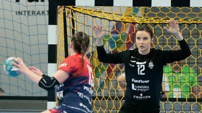 Weronika Gawlik (w czarnym stroju) przedłużyła umowę z MKS FunFloor Lublin

