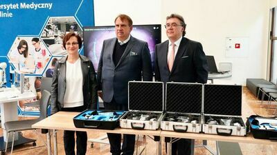 Od lewej rektor Dorota Krasowska, rektor Wojciech Załuska i prof. Robert Rejdak zaangażowani we współpracę z Uniwersytetem Medycznym we Lwowie z kamery, które już działają już we Lwowie.