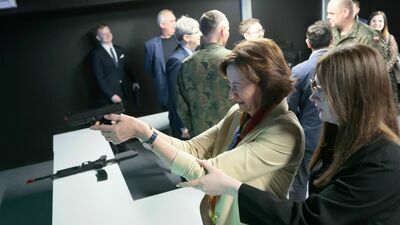 Kanclerz uczelni Grażyna Fiok też strzela i to jak!