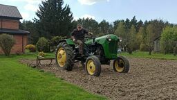 Ciągnik wiedzie życie luksusowe, pracuje 20 minut wiosną i 20 minut na jesieni