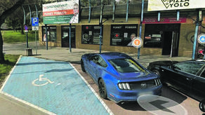 Parking i jedno miejsce dla niepełnosprawnych