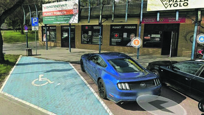 Parking i jedno miejsce dla niepełnosprawnych
