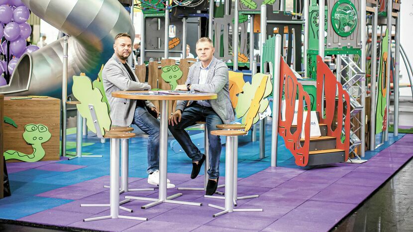 Współwłaściciele firmy Wojciech Gęsicki (od lewej) i Marcin Ćwirzeń na tragach w Galabau, na tle placu zabaw z Simby