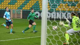 Klaudia Lefeld (w zielonym stroju) to obecnie jedyna etatowa reprezentantka Polski seniorek grająca w Górniku Łęczna