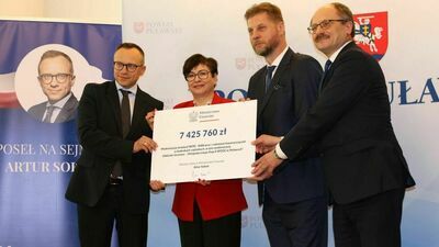 Artur Soboń, Danuta Smaga, Marek Paździor i Krzysztof Szulowski z czekiem od resortu finansów dla dokończenie prac remontowych w puławskim SP ZOZ