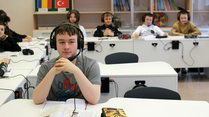 W pracowni językowej uczniowie często korzystają ze słuchawek z mikrofonami. Dzięki nim mogą rozmawiać w parach lub grupach ćwicząc dialogi w obcym języku