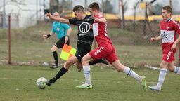Piłkarze Sokoła Konopnica (czarne stroje) w dwóch wiosennych meczach wywalczyli 4 pkt
