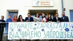 Od lewej: Dominik Kmita, przedstawiciel zarządu Fundacji Rozwoju Dzieci, edukatorki ze świdnickiej Spynki: panie Katarzyna, Tatiana i Lena, Marcin Dmowski burmistrz Świdnika, edukatorki z świdnickiej Spynki panie Ludmiły, koordynatorka pedagogiczna Spynek w Lublinie pani Agnieszka, Włodzimierz Radek przewodniczący RM i Grzegorz Krzyszycha, koordynator pedagogiczny Spynki w Świdniku