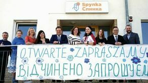 Od lewej: Dominik Kmita, przedstawiciel zarządu Fundacji Rozwoju Dzieci, edukatorki ze świdnickiej Spynki: panie Katarzyna, Tatiana i Lena, Marcin Dmowski burmistrz Świdnika, edukatorki z świdnickiej Spynki panie Ludmiły, koordynatorka pedagogiczna Spynek w Lublinie pani Agnieszka, Włodzimierz Radek przewodniczący RM i Grzegorz Krzyszycha, koordynator pedagogiczny Spynki w Świdniku