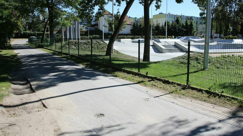 Poza zupełnie nową drogą przez las, nową nawierzchnię zyska istniejący fragment ciągu pieszo-jezdnego za skateparkiem (na zdj.)