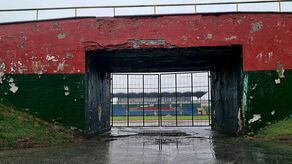 Niestety, ta bardzo już zniszczona część trybun od strony parku "nie załapała się" na pierwszy etap przebudowy stadionu