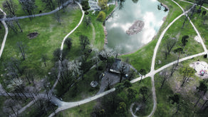 Park Miejski w Opolu Lubelskim. Na dole kadru widać dach pawilonu i bramkę – w jej miejscu ma powstać Baza
