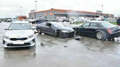 Policyjny pościg w Białej Podlaskiej. Peugeot wjechał na parking i niszczył inne samochody